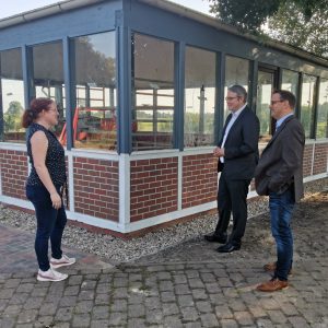 Jennifer Quell aus dem Ortsrat Ostendorf erläutert Landratskandidat Marco Prietz und Bürgermeisterkandidat Stefan Imbusch den Ablauf der Sanierung